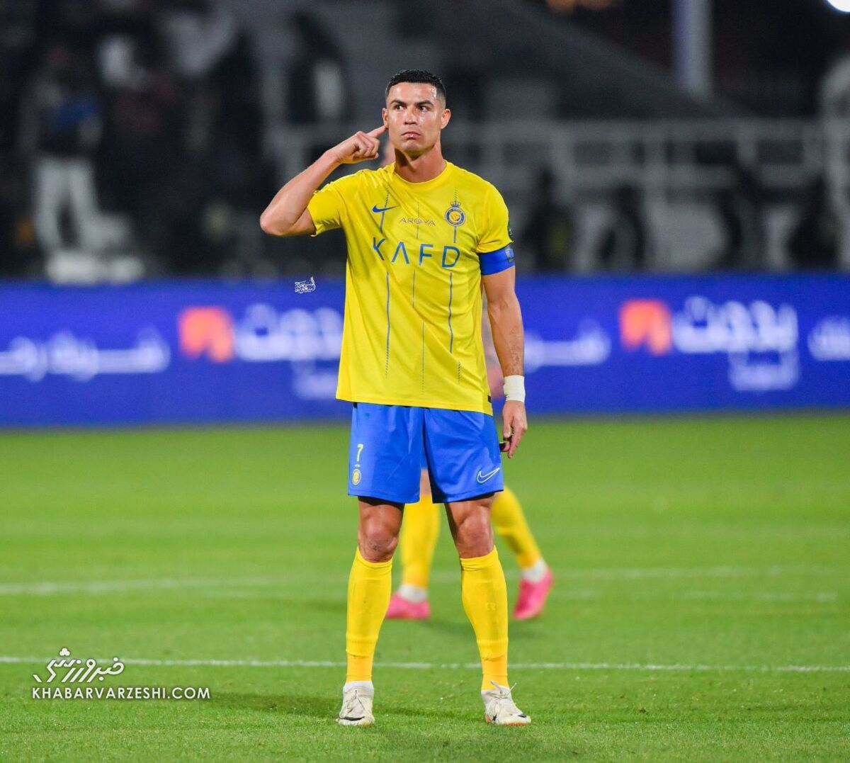 عکس| رژه عربستانیها روی اعصاب رونالدو/ واکنش بامزه کریس به تشویق مسی