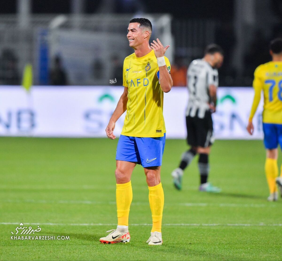 عکس| رژه عربستانیها روی اعصاب رونالدو/ واکنش بامزه کریس به تشویق مسی