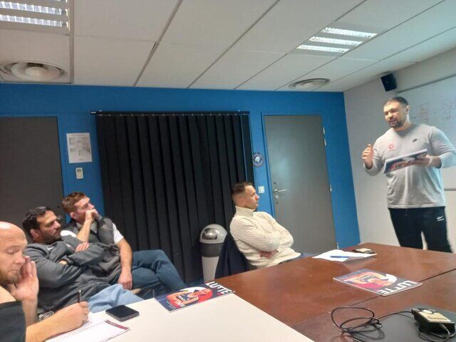 عکس| ایرانی دارنده طلا و نقره المپیک در خارج از کشور معلم شد!