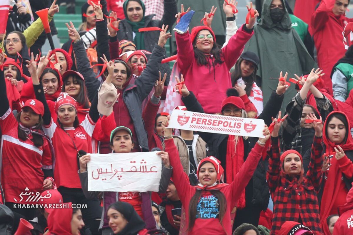 تصاویر| تیپ و استایل جذاب دختران پرسپولیسی و استقلالی روی سکوهای آزادی