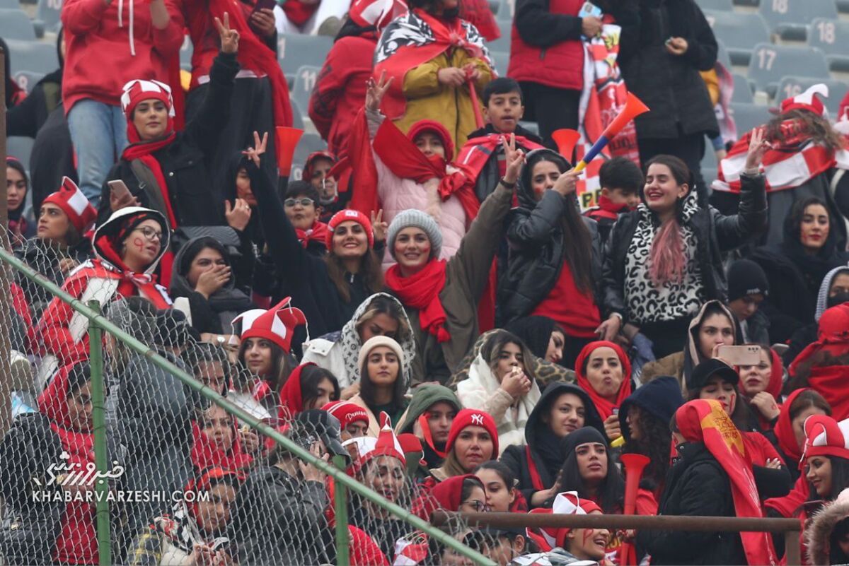 تصاویر| تیپ و استایل جذاب دختران پرسپولیسی و استقلالی روی سکوهای آزادی