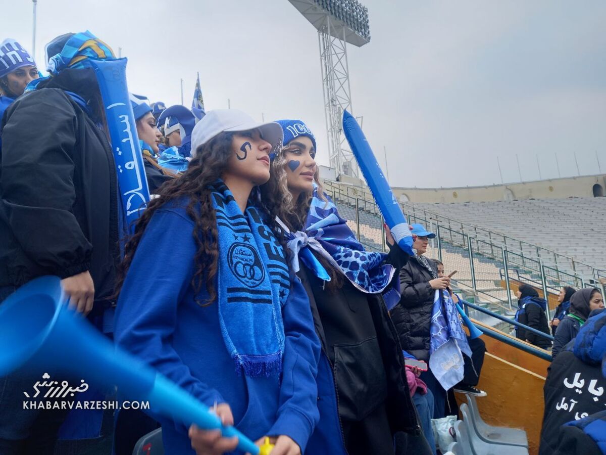 عکس دختر استقلالی در ورزشگاه آزادی