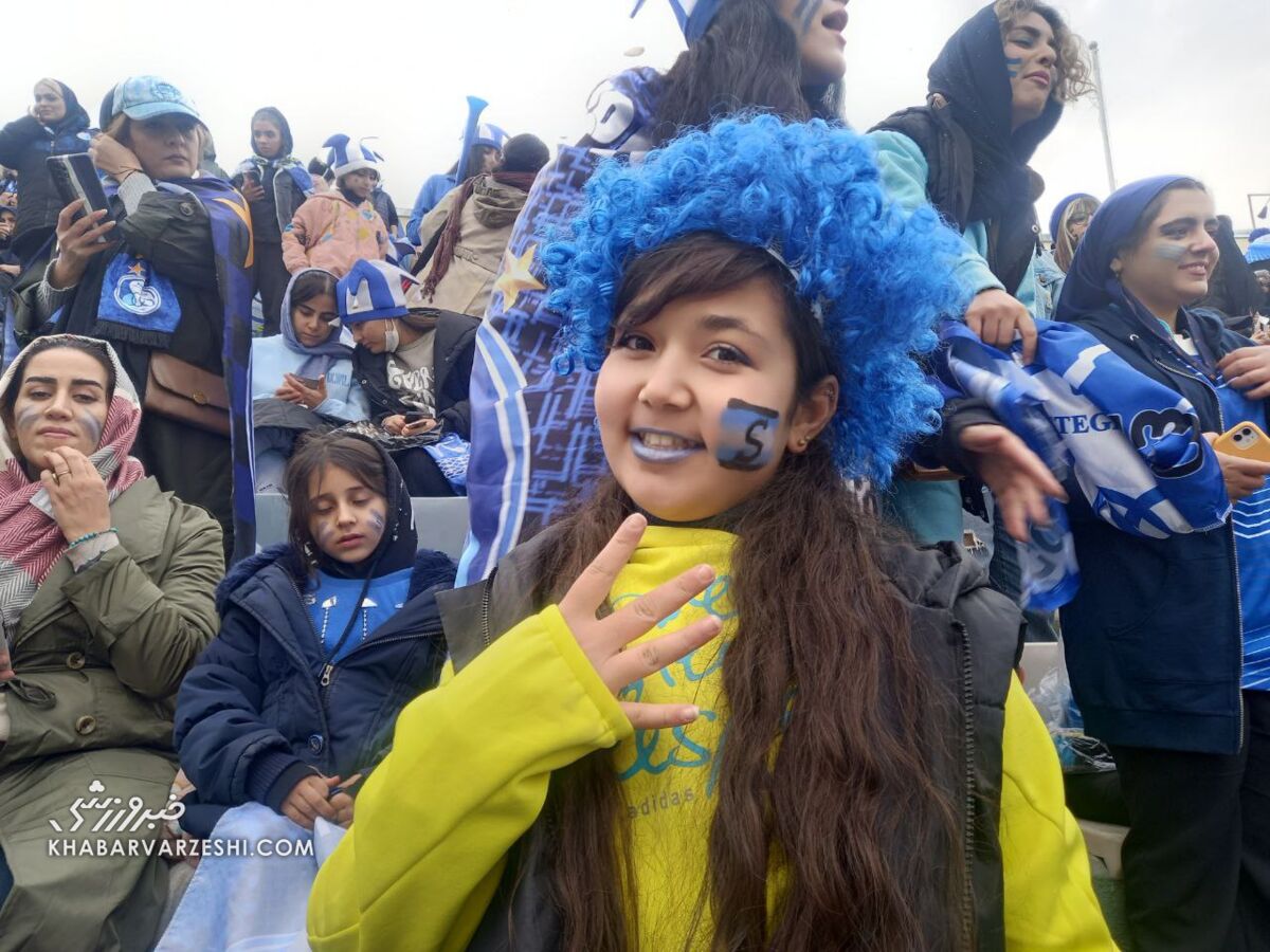 تصاویر| تیپ و استایل جذاب دختران پرسپولیسی و استقلالی روی سکوهای آزادی