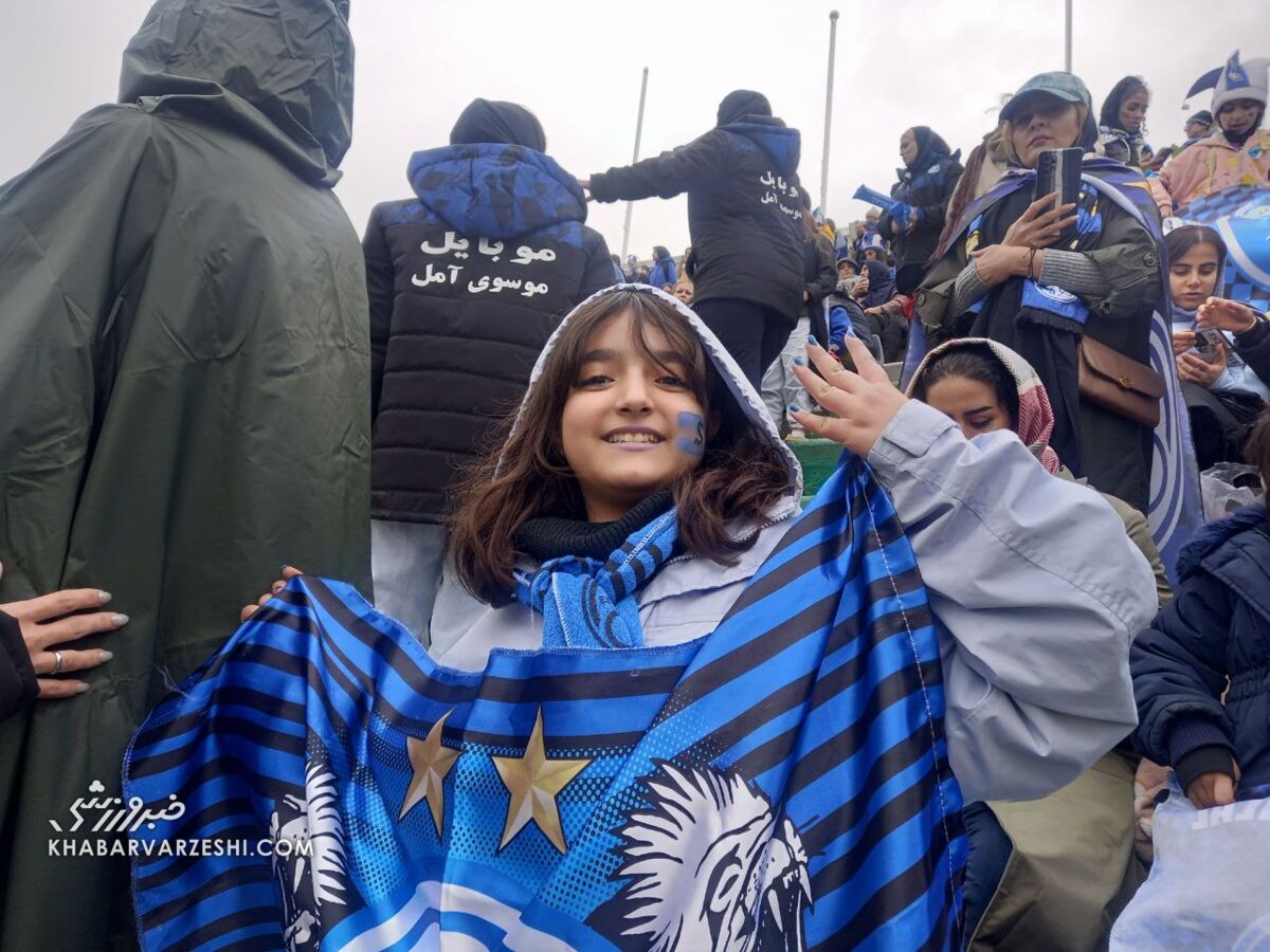 تصاویر| تیپ و استایل جذاب دختران پرسپولیسی و استقلالی روی سکوهای آزادی