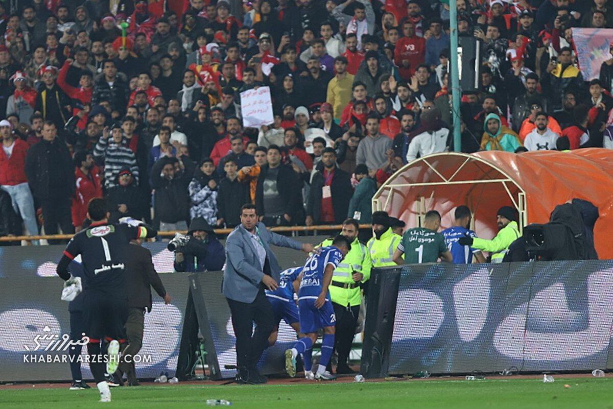 عکس| پرتاب بطری برای گلمحمدی تکرار شد/ بیرانوند برای استقلالیها وساطت کرد