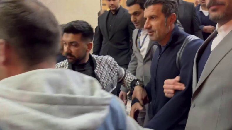 تصاویر| بزرگترین یاغی فوتبال جهان در تهران/ فیگو سوار بر یک بنز آخرین مدل