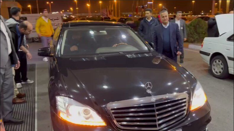 تصاویر| بزرگترین یاغی فوتبال جهان در تهران/ فیگو سوار بر یک بنز آخرین مدل