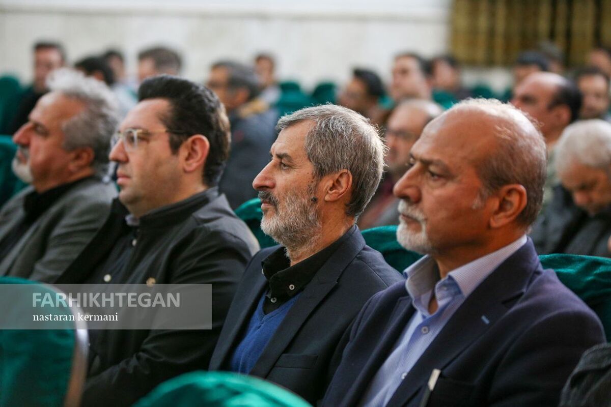 تصاویر| مراسم ختم مادر محمدحسین میثاقی با حضور چهره ای که عامل حذف عادل فردوسی پور از صداوسیما بود/ اشکهای مجری فوتبال برتر مقابل چهرههای مطرح فوتبال