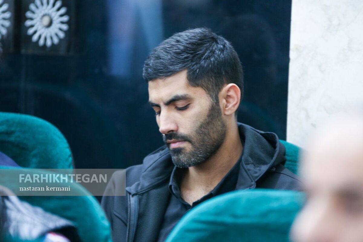 تصاویر| مراسم ختم مادر محمدحسین میثاقی با حضور چهره ای که عامل حذف عادل فردوسی پور از صداوسیما بود/ اشکهای مجری فوتبال برتر مقابل چهرههای مطرح فوتبال