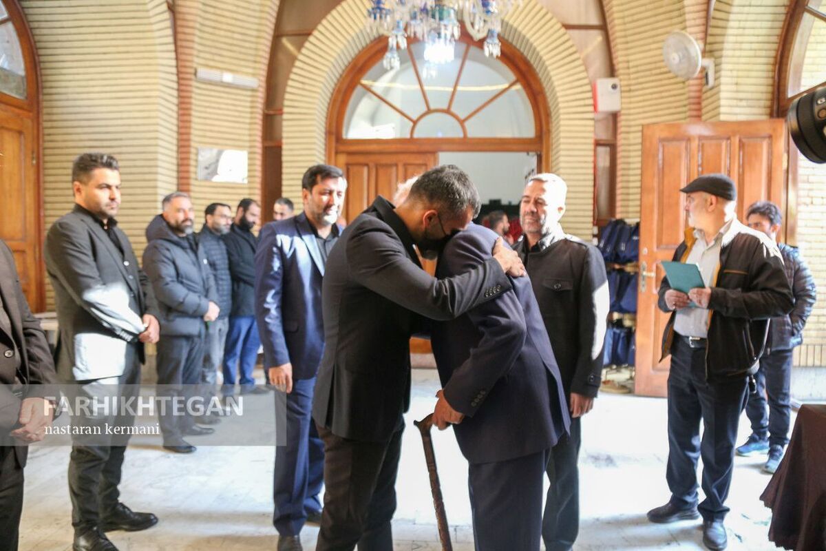 تصاویر| مراسم ختم مادر محمدحسین میثاقی با حضور چهره ای که عامل حذف عادل فردوسی پور از صداوسیما بود/ اشکهای مجری فوتبال برتر مقابل چهرههای مطرح فوتبال