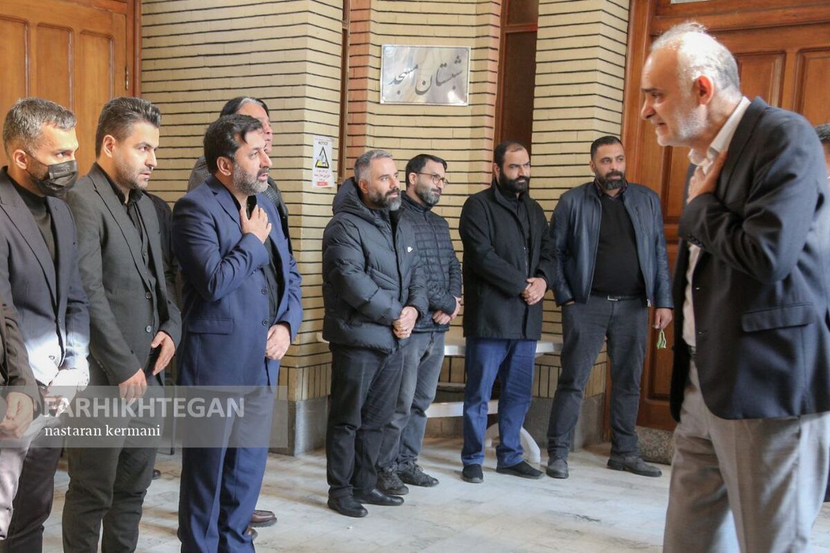 تصاویر| مراسم ختم مادر محمدحسین میثاقی با حضور چهره ای که عامل حذف عادل فردوسی پور از صداوسیما بود/ اشکهای مجری فوتبال برتر مقابل چهرههای مطرح فوتبال