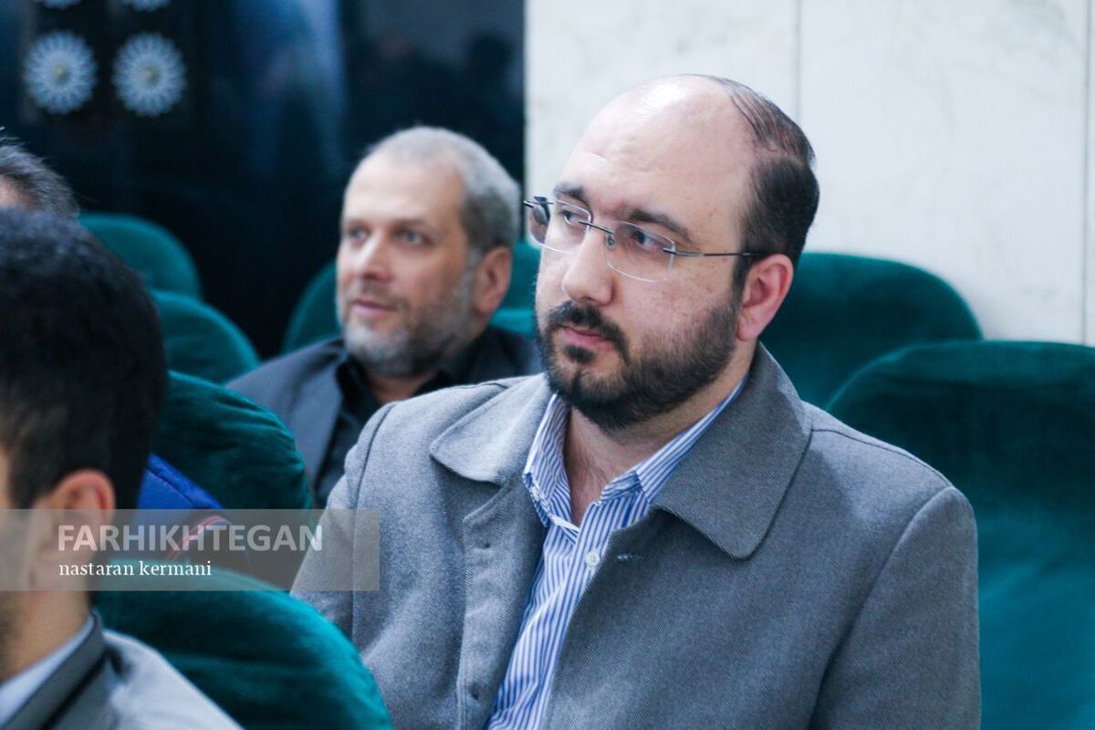 تصاویر| مراسم ختم مادر محمدحسین میثاقی با حضور چهره ای که عامل حذف عادل فردوسی پور از صداوسیما بود/ اشکهای مجری فوتبال برتر مقابل چهرههای مطرح فوتبال