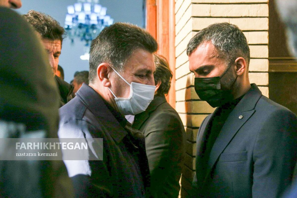 تصاویر| مراسم ختم مادر محمدحسین میثاقی با حضور چهره ای که عامل حذف عادل فردوسی پور از صداوسیما بود/ اشکهای مجری فوتبال برتر مقابل چهرههای مطرح فوتبال