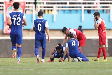 ویدیو| عجیب‌ترین اتفاق در اهواز؛ هواداران استقلال گلزن تیم‌شان را با سنگ مصدوم کردند!