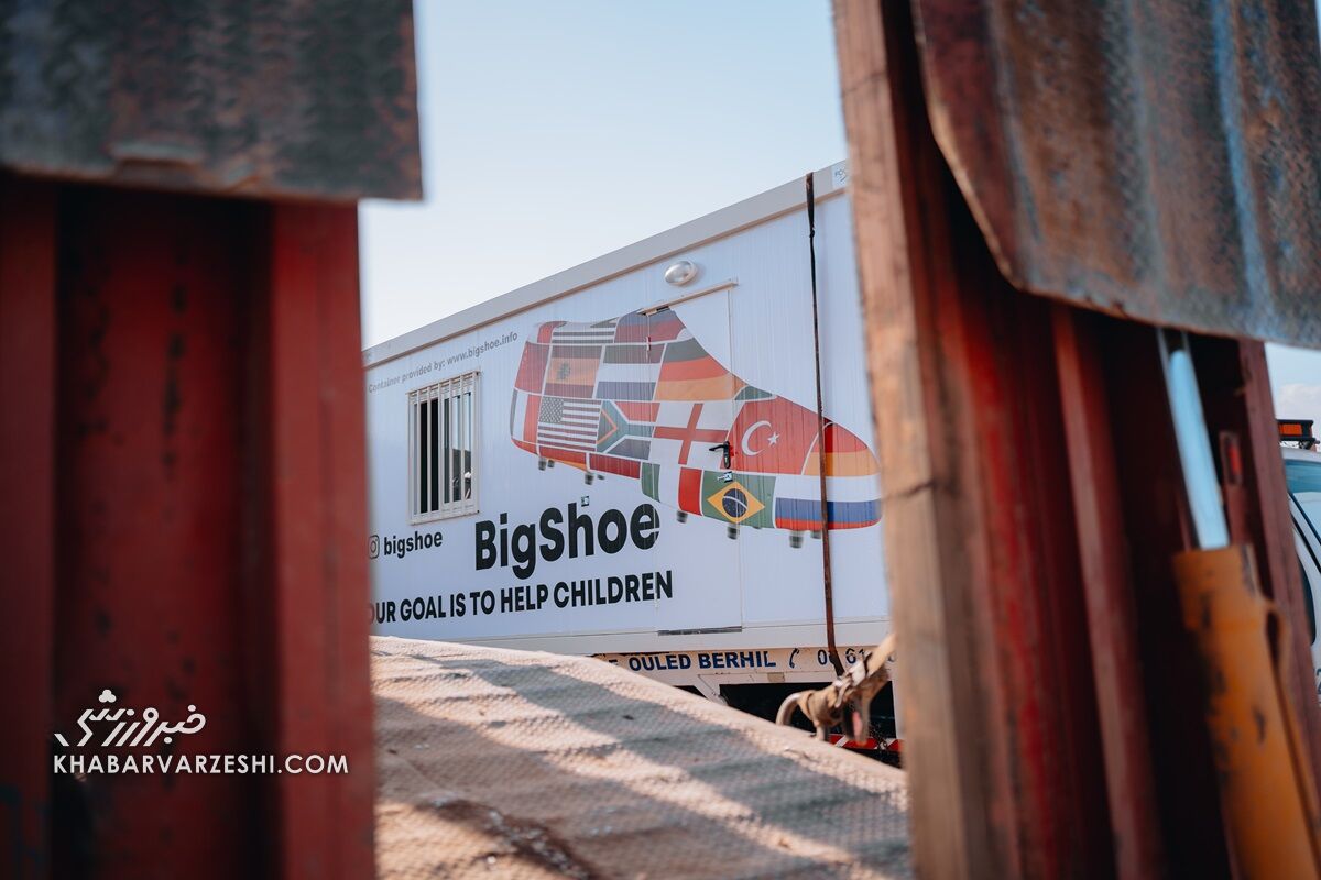 عکس| ستاره قرمزها برای زلزلهزدگان پناهگاه ساخت/ پیراهن آرسنال برتن بچههای آفریقایی