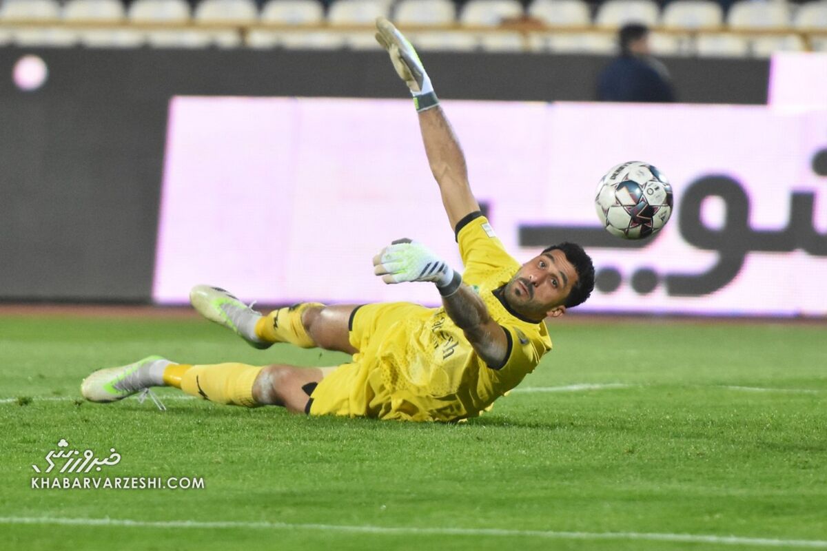 گلر استقلال پرسپولیسی میشود؟ گلر استقلال پرسپولیسی میشود؟