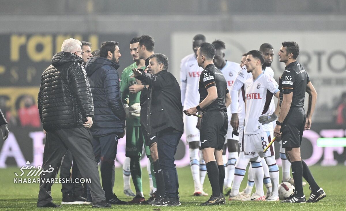تصاویر| هرج و مرج تازه در فوتبال ترکیه؛ رئیس باشگاه تیمش را بیرون کشید!/ این اتفاقات در فوتبال ایران خاطره است!
