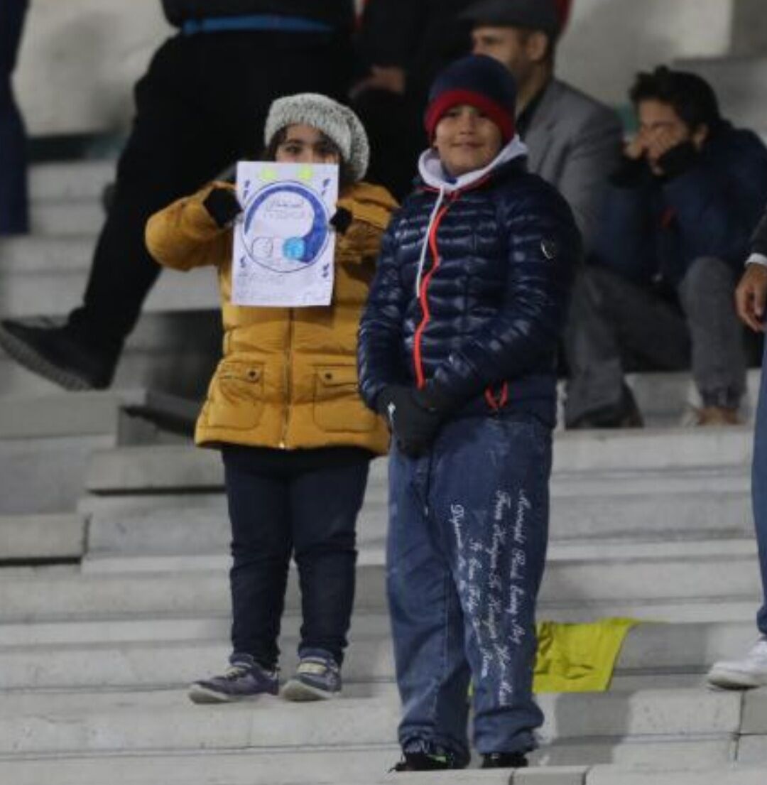 عکس| بچههای سرمربی استقلال روی سکوها چه میکردند؟/ نقاشی جالبی که دختر نکونام دستش گرفت