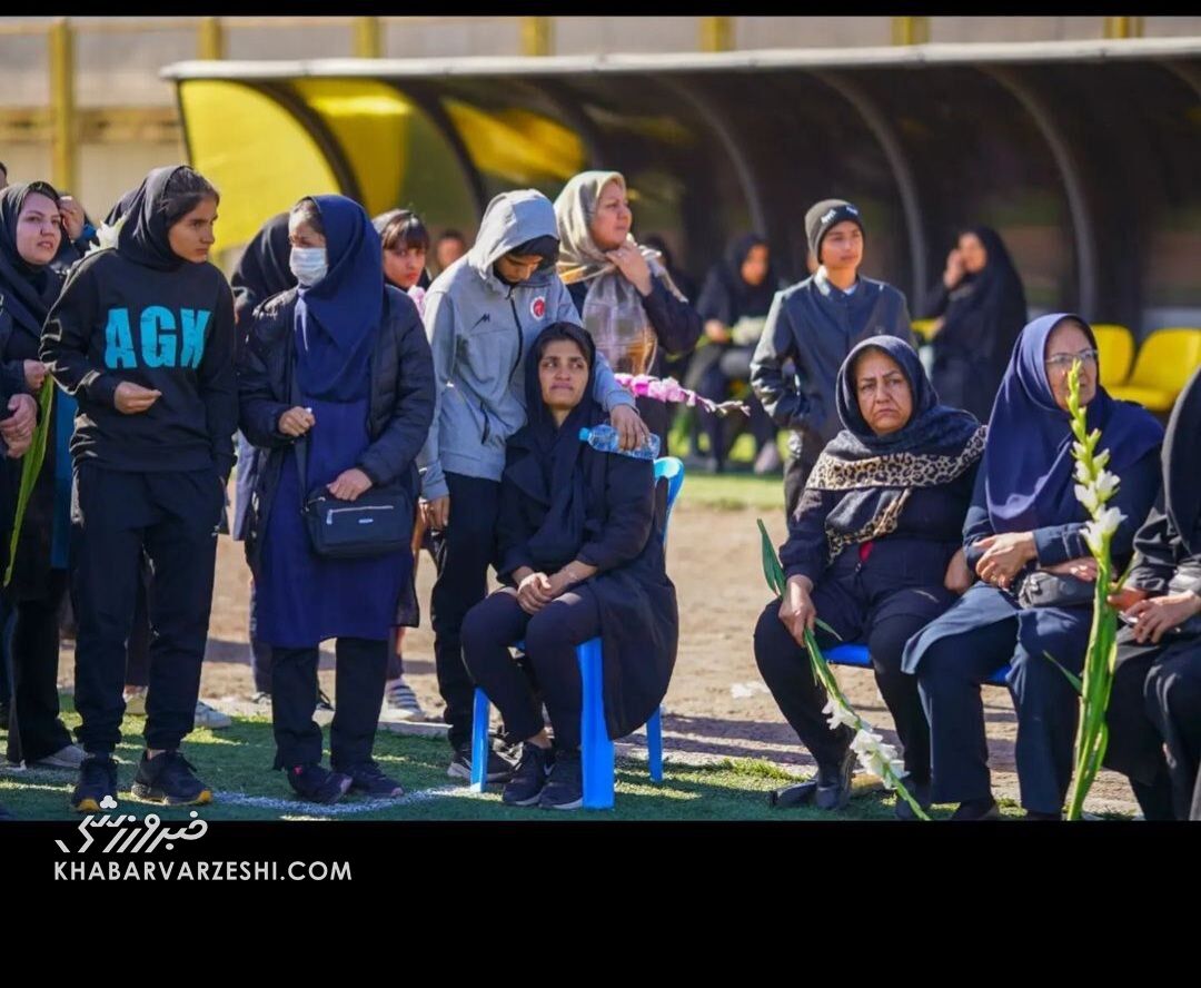 تصاویر غم‌انگیز از مراسم تشییع پیکر ملیکا محمدی/  وقتی دوستانش در سوگ ملیکا اشک ریختند