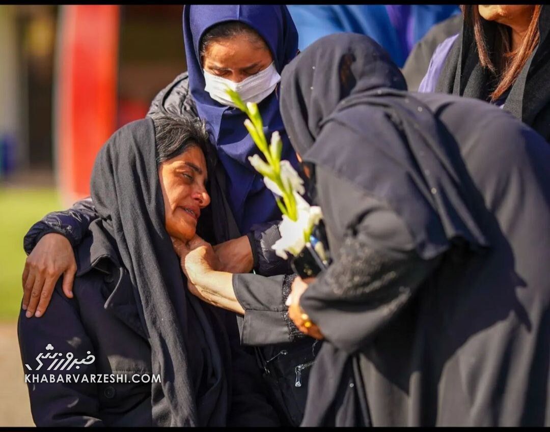 عکس| وضعیت اسفناک مرضیه جعفری در مراسم تشییع پیکر ملیکا محمدی