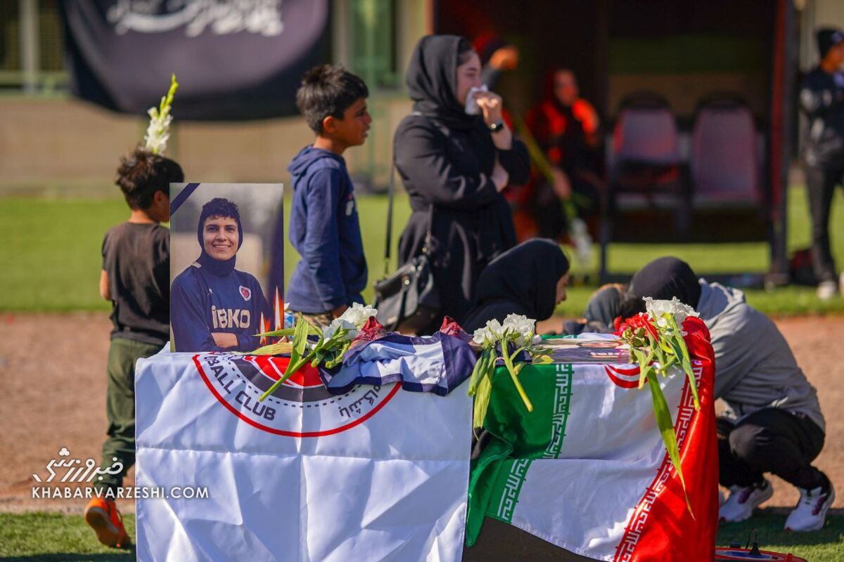 عکس| تلخترین خداحافظی در فوتبال در ایران؛ استوک ملیکا روی تابوت!/ تصاویری تکان دهنده از وداع دختر ملیپوش با مستطیل سبز