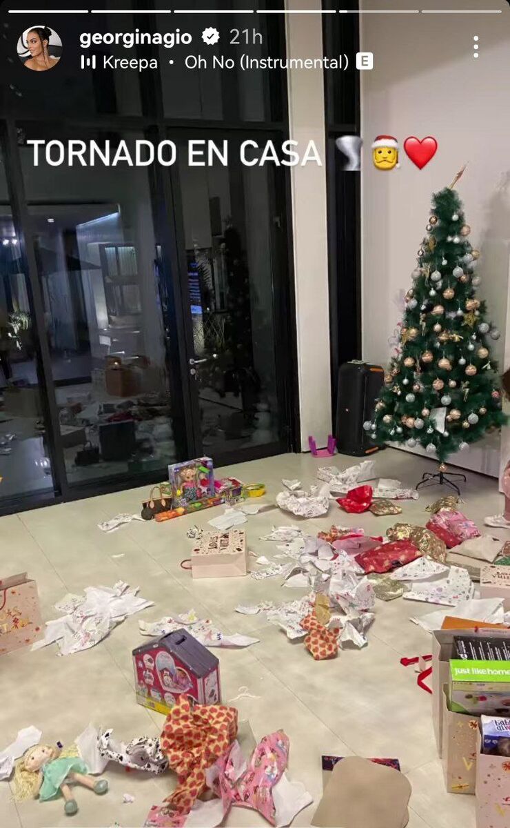 عکس| انتقاد و تمسخر پست کریسمسی جورجینا/ این کیف چرا آنجاست؟ این چه درخت کریسمی است؟