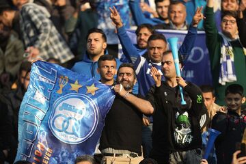 عکس| تجمع هواداران استقلال مقابل باشگاه؛ شعار نویسی آبی‌ها علیه خطیر و سمیعی