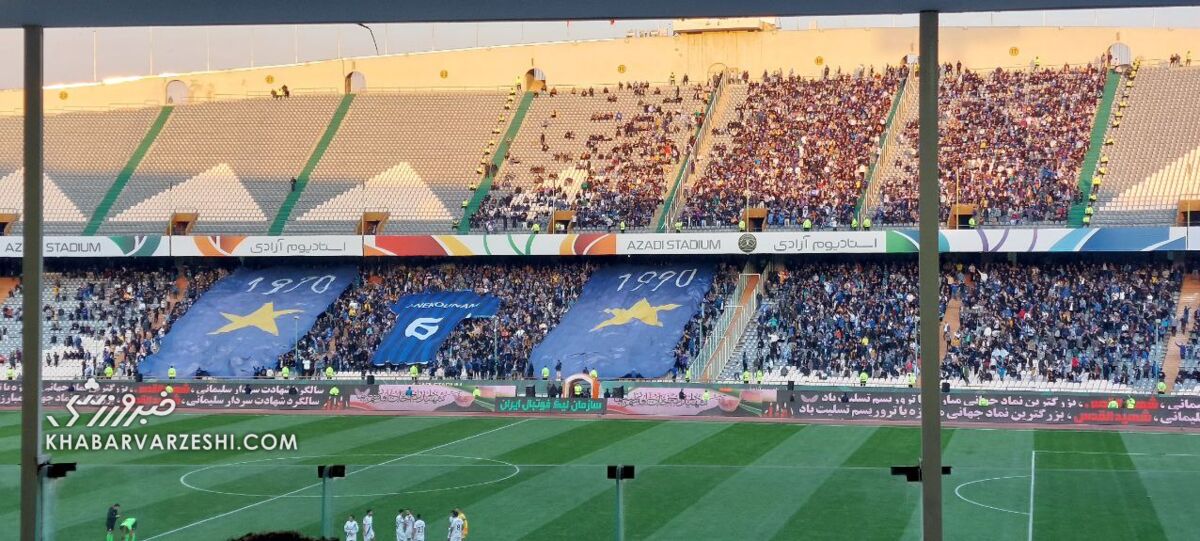 شعار استقلالیها علیه پرسپولیس با تشویق هاشمینسب/ ۲ ستاره سابق آبیها و مربی ایتالیایی تماشاگران ویژه آزادی +عکس