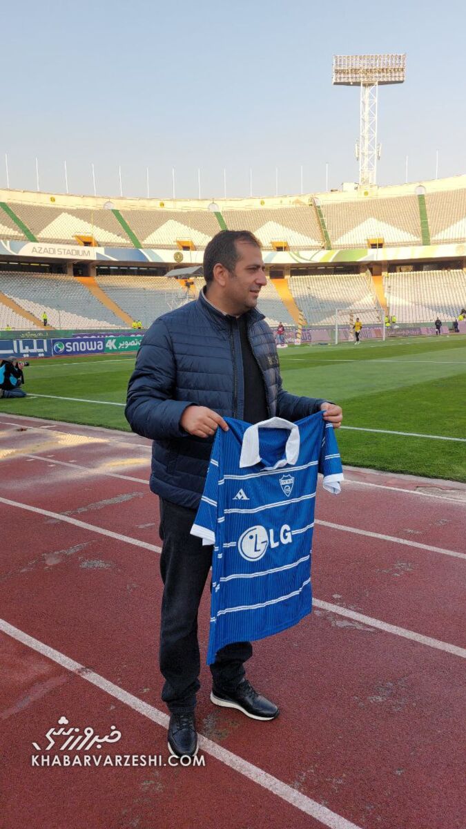 شعار استقلالیها علیه پرسپولیس با تشویق هاشمینسب/ ۲ ستاره سابق آبیها و مربی ایتالیایی تماشاگران ویژه آزادی +عکس