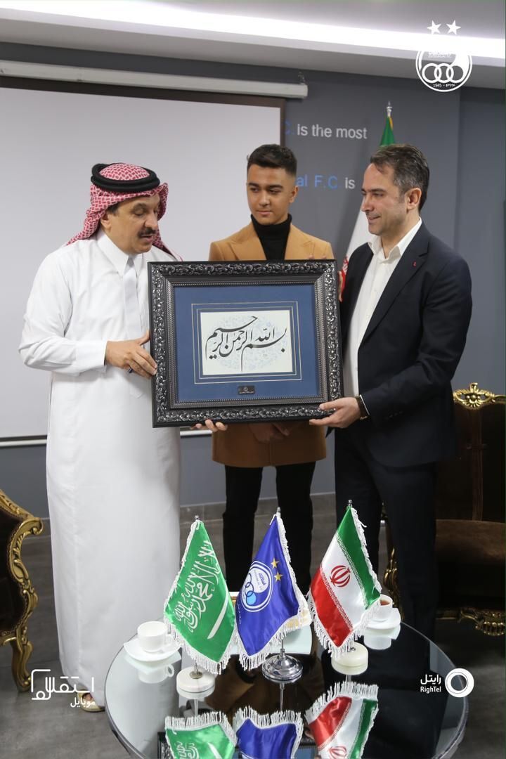 عکس| هدیه ویژه باشگاه استقلال به سفیر عربستان