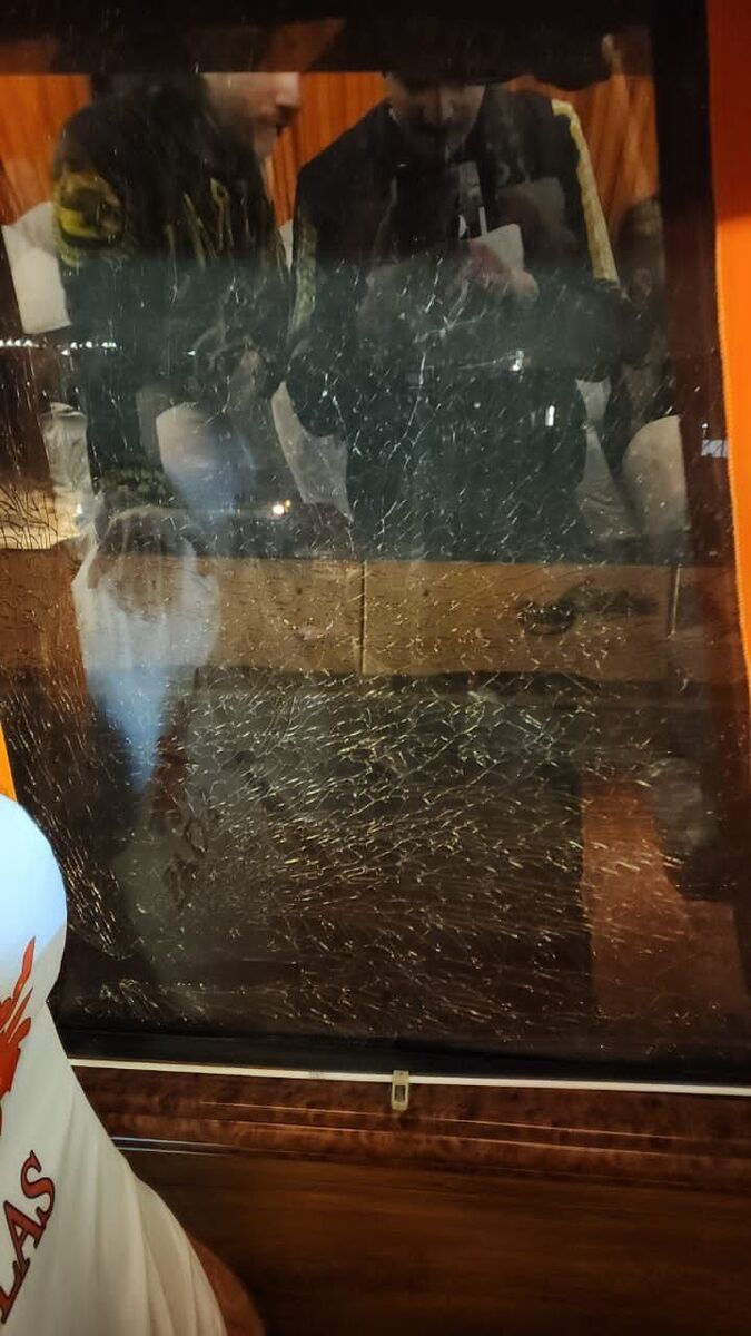 عکس| به اتوبوس تیم سپاهان حمله شد!