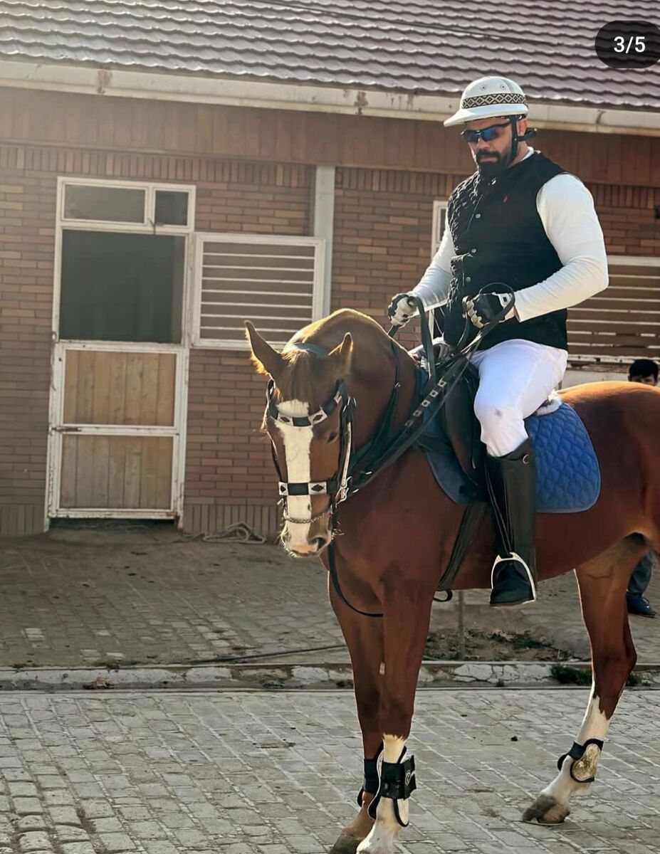 عکس| تیپ جالب امیر علی اکبری در کنار اسبش