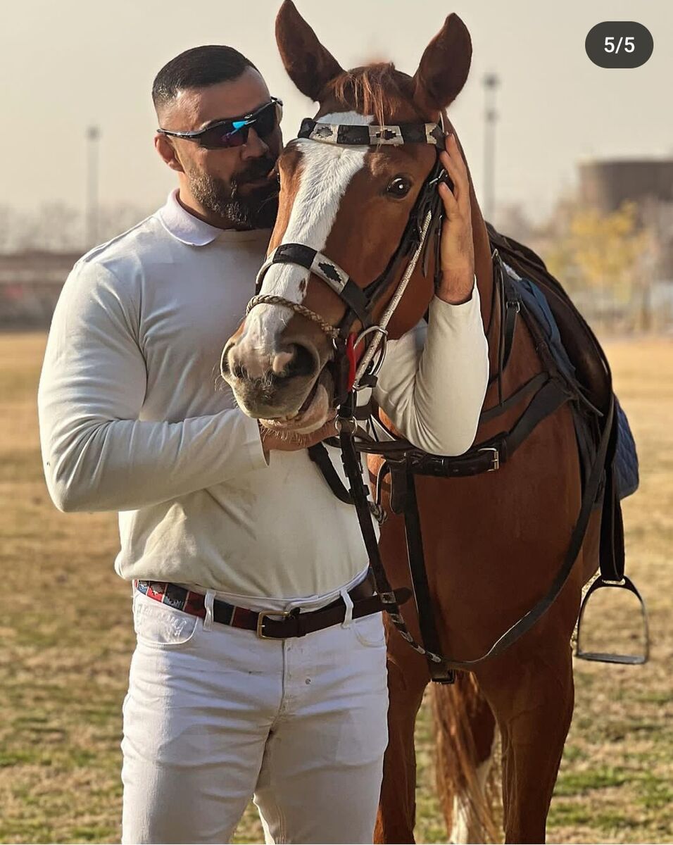 عکس| تیپ جالب امیر علی اکبری در کنار اسبش