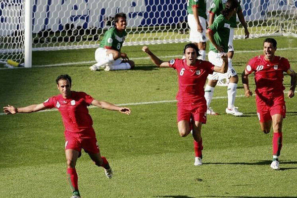 عکس| نکونام با دستان مشت کرده به دنبال یحیی گلمحمدی