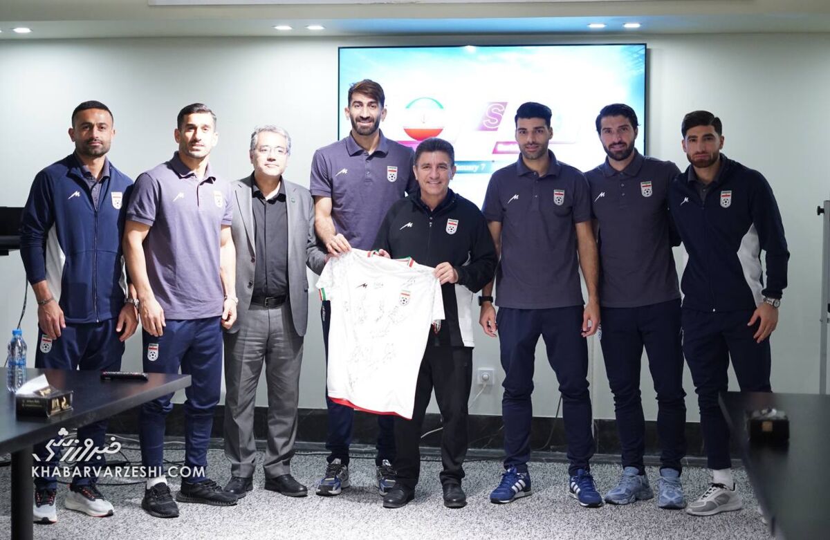 عکس| قلعهنویی در کیش پیراهن تیم ملی هدیه داد