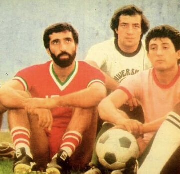 شبی که تیم ملی زیر بمباران به تهران رسید/ ملی پوشان ایران در تاریکی به میدان آزادی رسیدند/ بزرگان فوتبال به کمک مسافران سانحه دیده رفتند