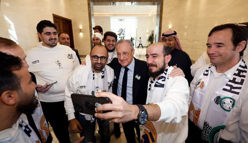 تصاویر| رییس کهکشانیها در عربستان سورپرایز شد!/ استقبال هواداران رئال مادرید از فلورنتینو پرز