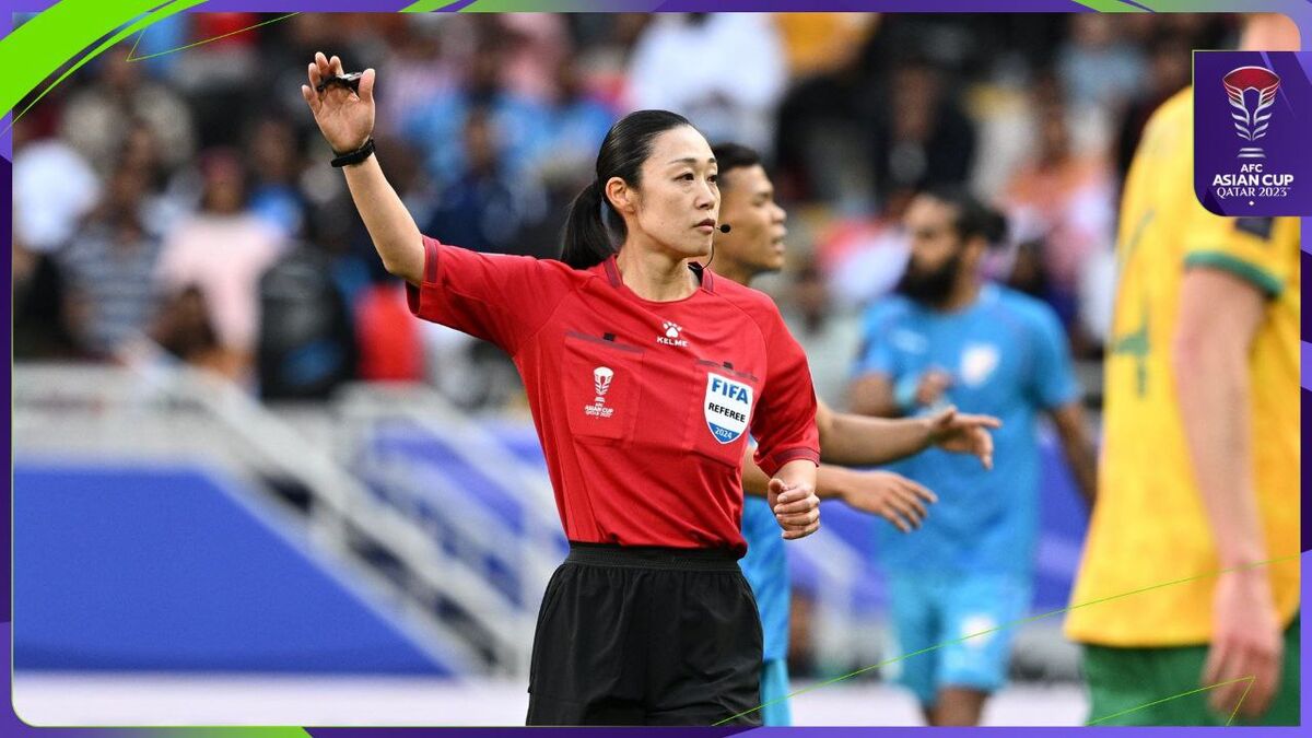 زن تاریخساز در جام ملتهای آسیا/ سوت قضاوت تاریخی در بازی استرالیا - هند زده شد +عکس