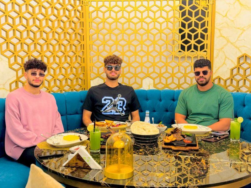 تصویری از حزباوی و شاگرد مهدویکیا در یک رستوران لاکچری