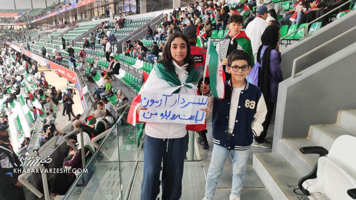 عکس| درخواست یک دختر از سردار آزمون در بین تماشاگران/ مهاجم تیم ملی پاسخ مثبت میدهد؟