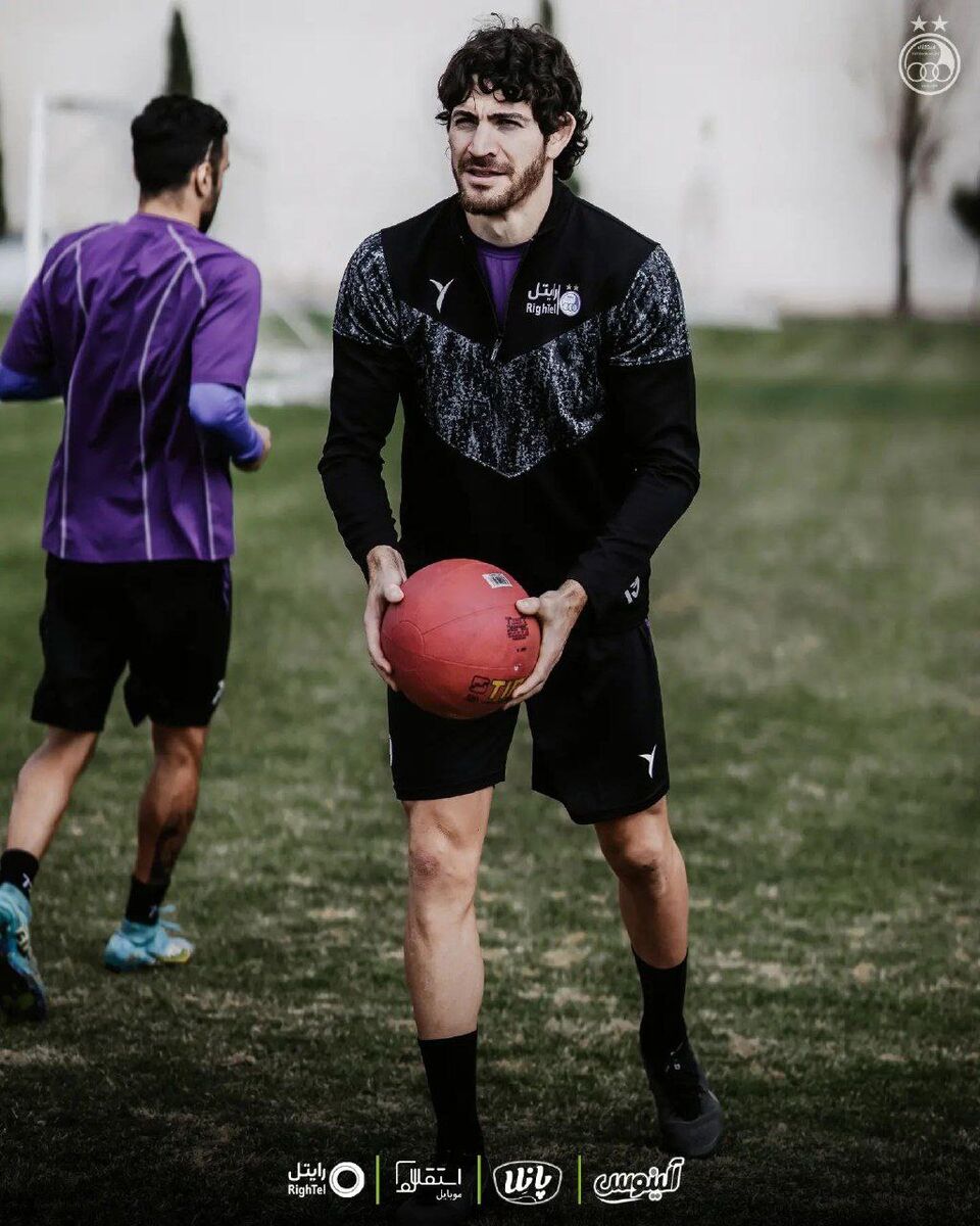 عکس| مهاجم مورد علاقه نکونام به استقلال رسید/ حضور به موقع در بدنسازی آبیها