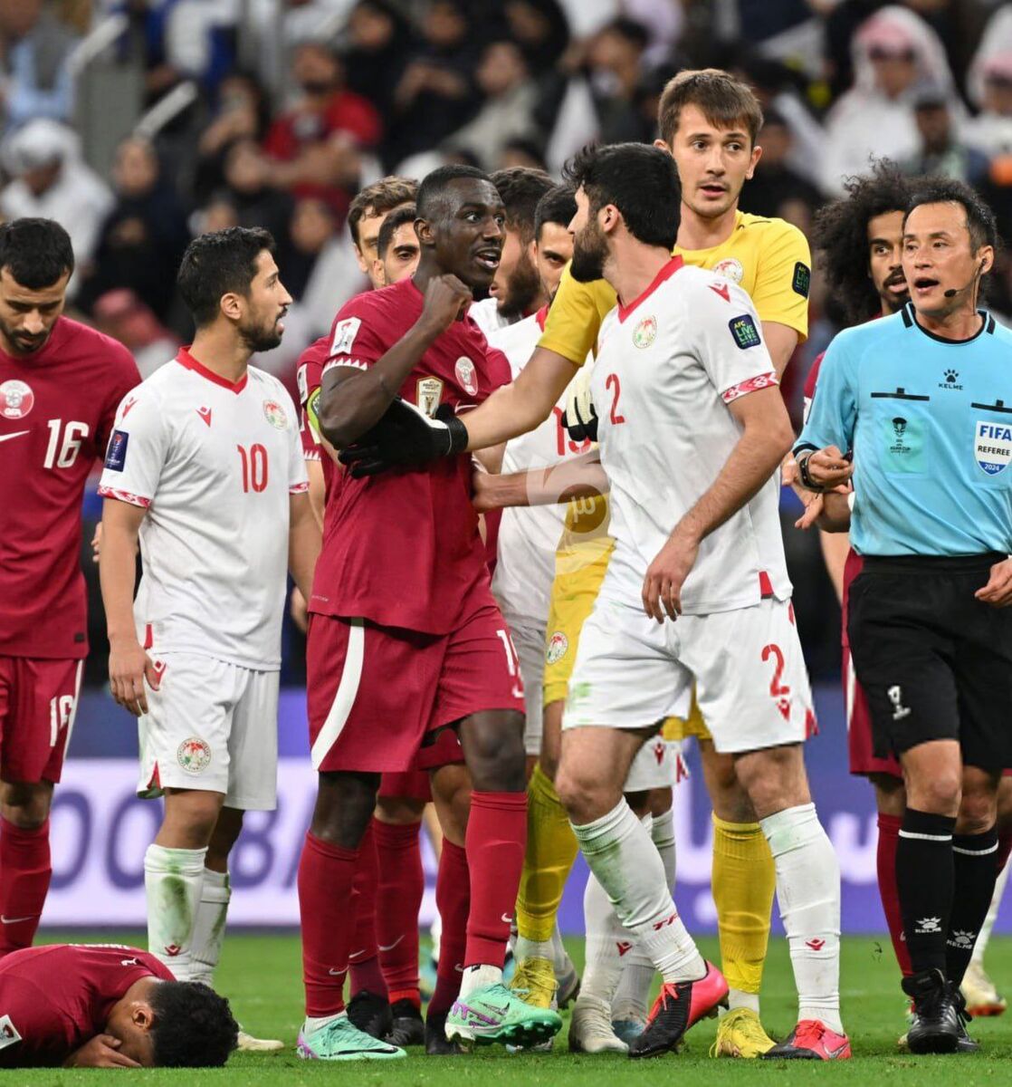 عکس| اقدام تهدیدآمیز علیه بازیکن تاجیکستان وسط جام ملت‌ها/ واکنش عجیب ستاره‌های قطری به خطای جنجالی +ویدیو