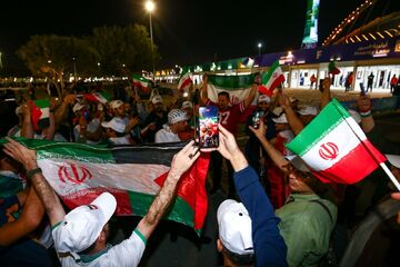 تصاویر| نماز جماعت هواداران ایران قبل از بازی با هنگ‌کنگ/ تشویق ملی‌پوشان بیرون از ورزشگاه