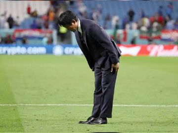 تصویر باورنکردنی از عذرخواهی سرمربی ژاپن بابت شکست تیمش مقابل عراق