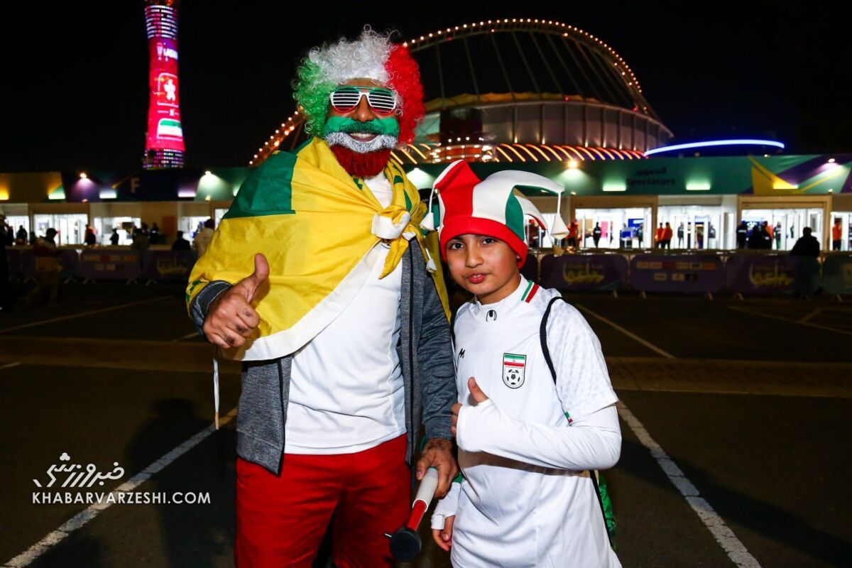 تصاویر| نماز جماعت هواداران ایران قبل از بازی با هنگکنگ/ تشویق ملیپوشان بیرون از ورزشگاه