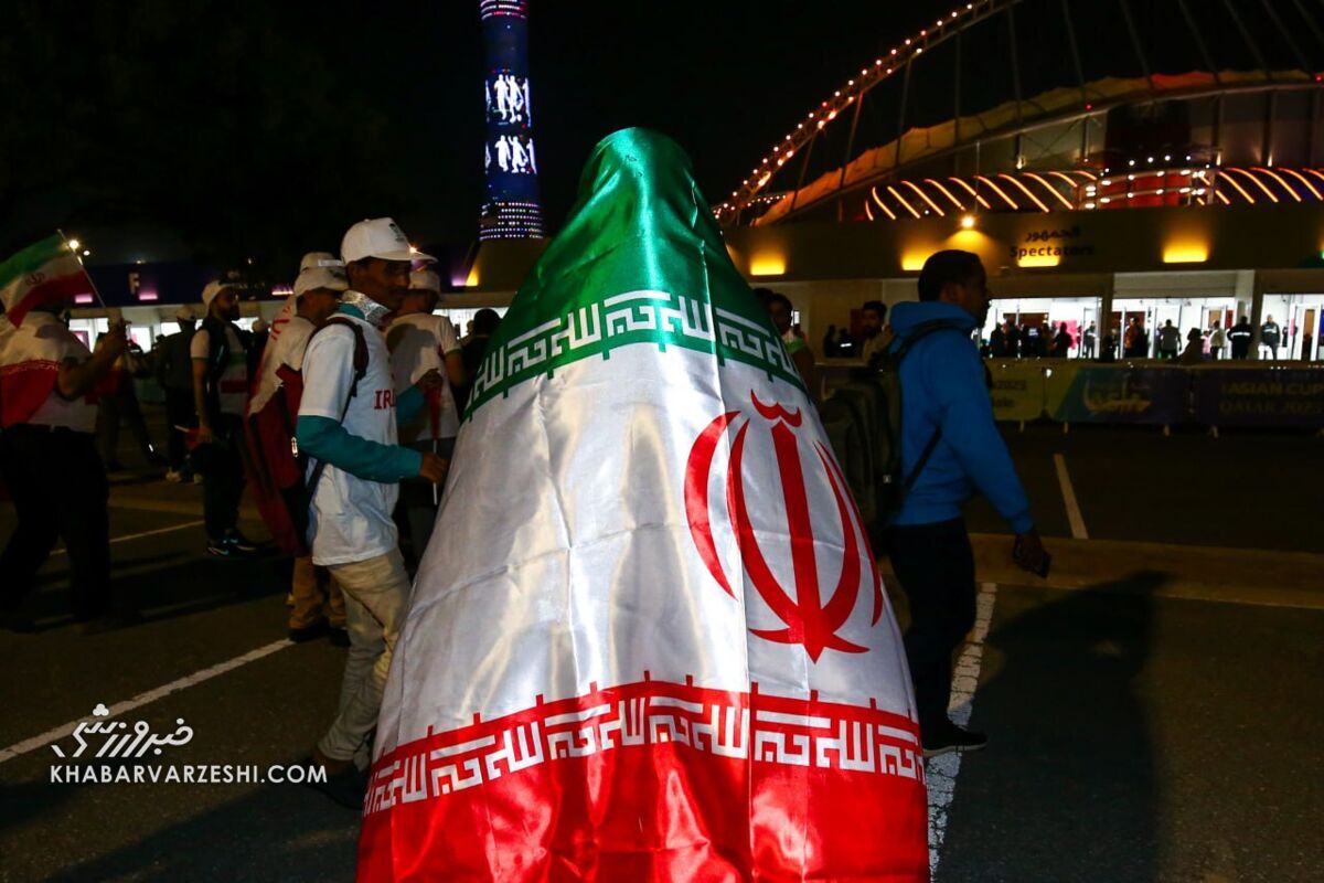 تصاویر| نماز جماعت هواداران ایران قبل از بازی با هنگکنگ/ تشویق ملیپوشان بیرون از ورزشگاه