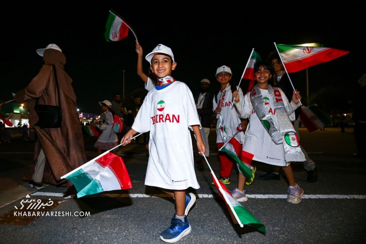 تصاویر| نماز جماعت هواداران ایران قبل از بازی با هنگکنگ/ تشویق ملیپوشان بیرون از ورزشگاه
