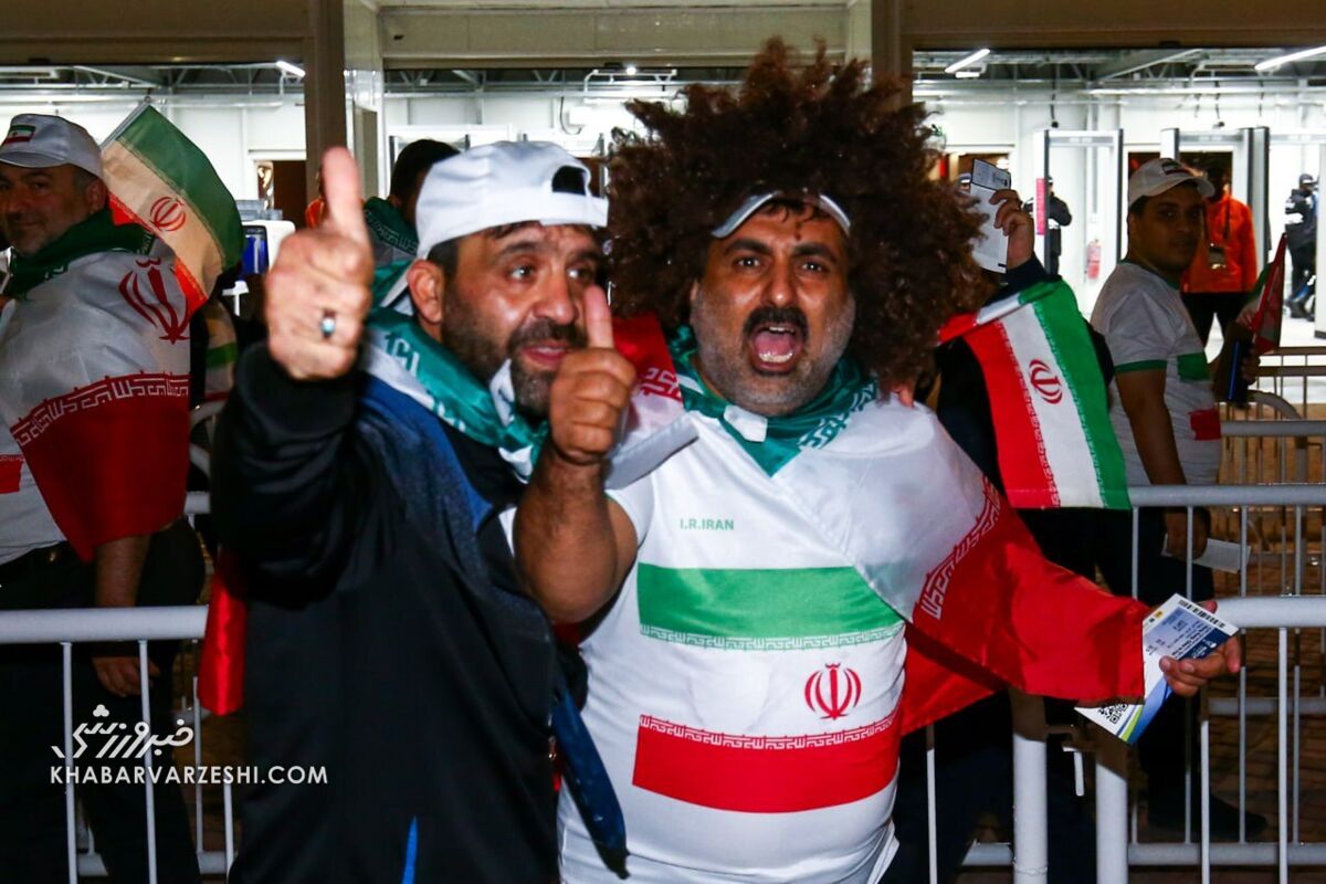 تصاویر| نماز جماعت هواداران ایران قبل از بازی با هنگکنگ/ تشویق ملیپوشان بیرون از ورزشگاه