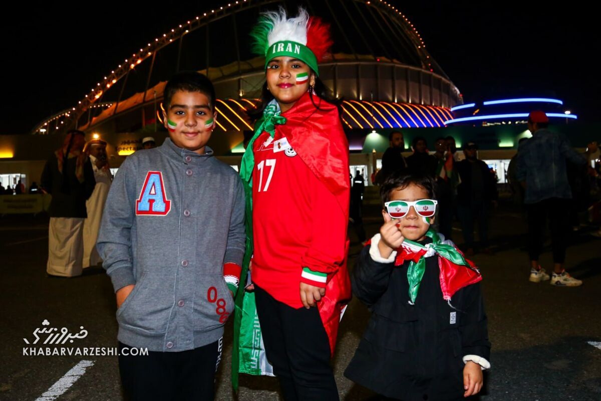 تصاویر| نماز جماعت هواداران ایران قبل از بازی با هنگکنگ/ تشویق ملیپوشان بیرون از ورزشگاه