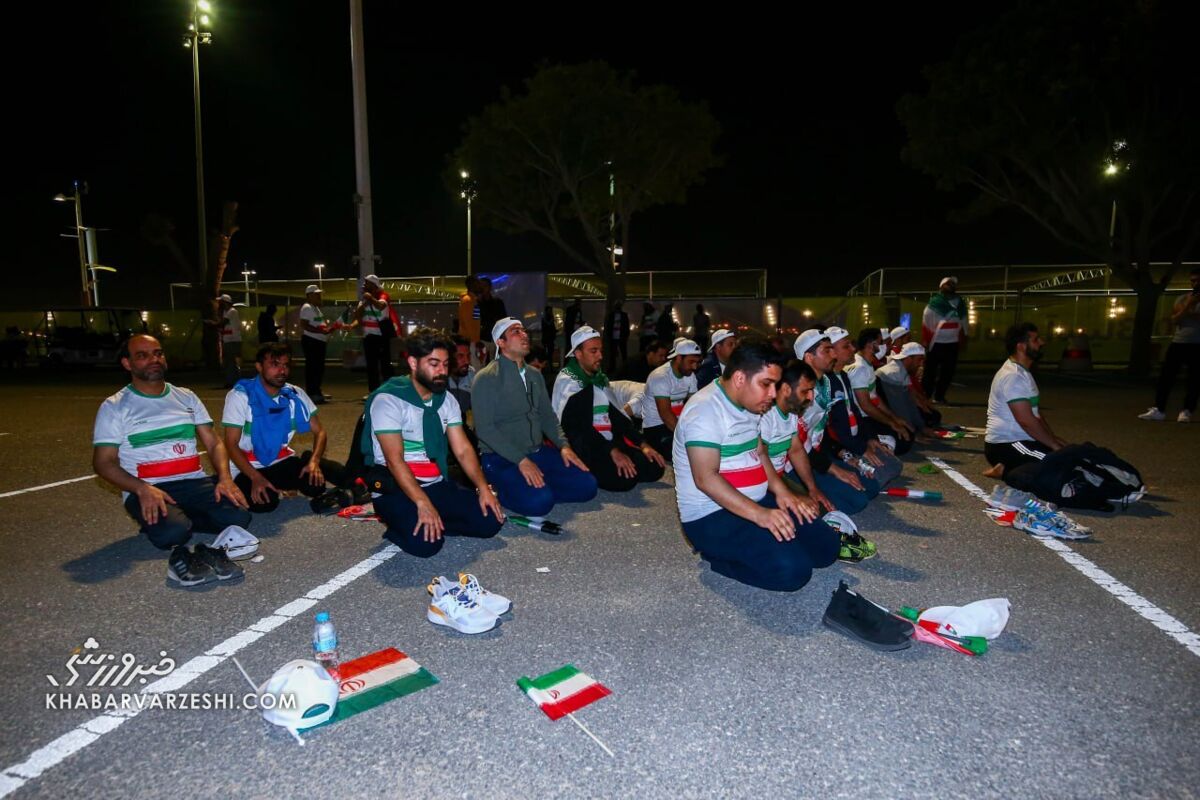 تصاویر| نماز جماعت هواداران ایران قبل از بازی با هنگکنگ/ تشویق ملیپوشان بیرون از ورزشگاه